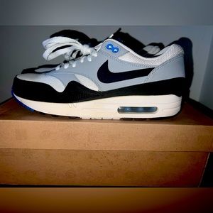 MEN’S NIKE AIR MAX 1 ESSENTIAL SIZE 9 BLUE, BLACK & WHITE COLOR WAY.